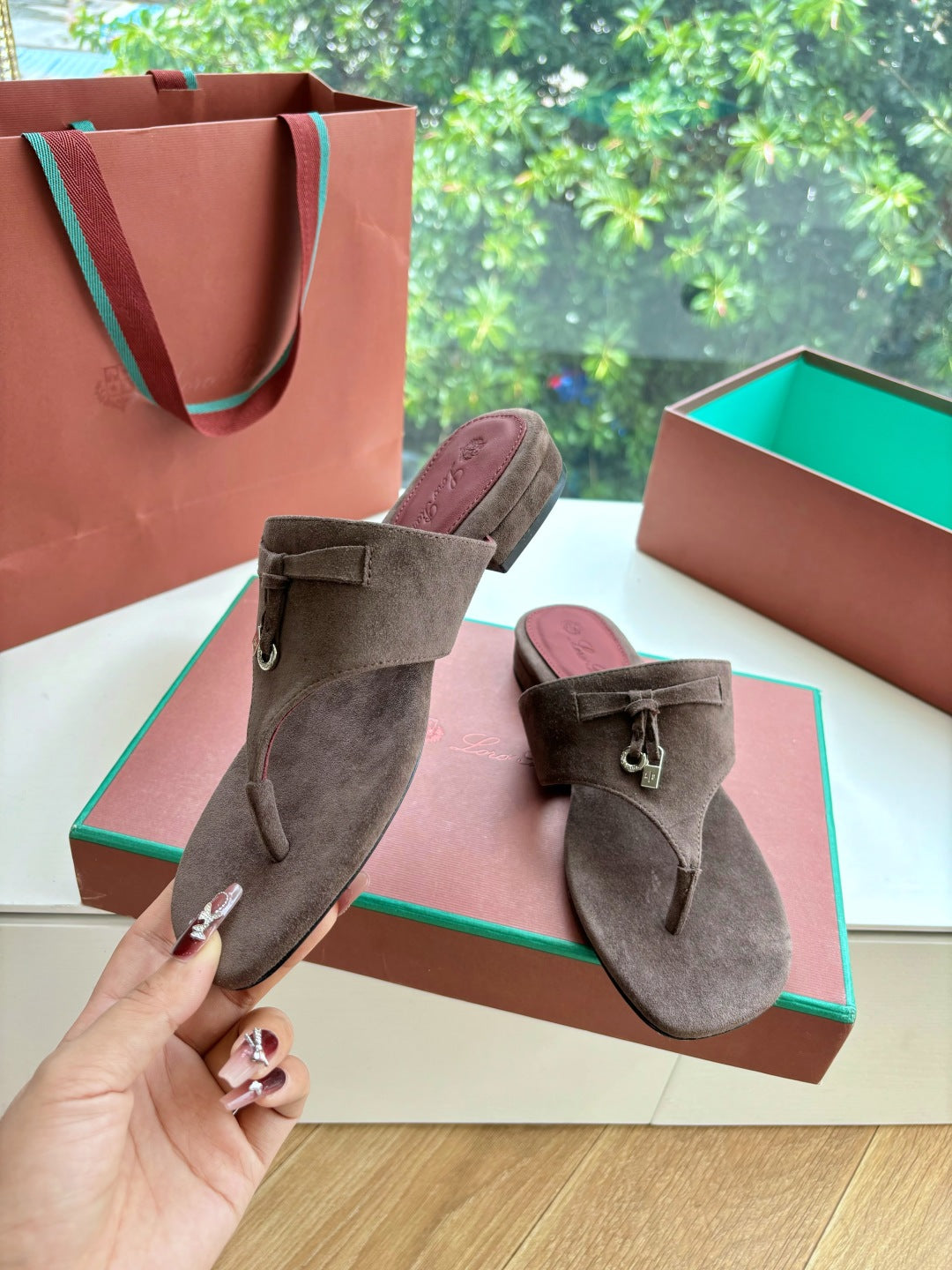 LP THONG SANDALS 25S IN ASH BROWN SUEDE - 35