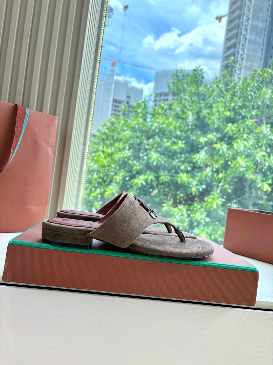 LP THONG SANDALS 25S IN ASH BROWN SUEDE - 35
