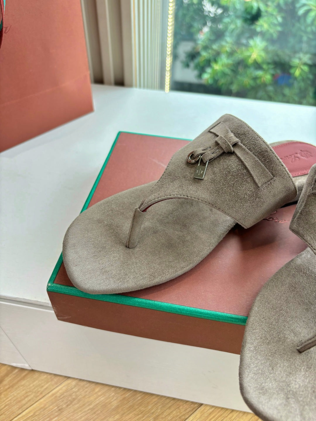 LP THONG SANDALS 25S IN STONE BROWN SUEDE - 35