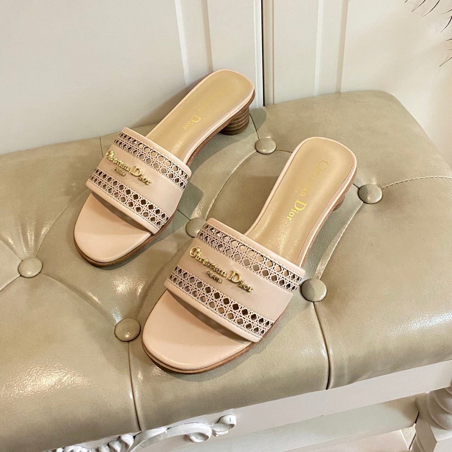 DWAY HEELED SLIDE IN CAMEL BEIGE CALFSKIN WITH GOLD LOGO - 35