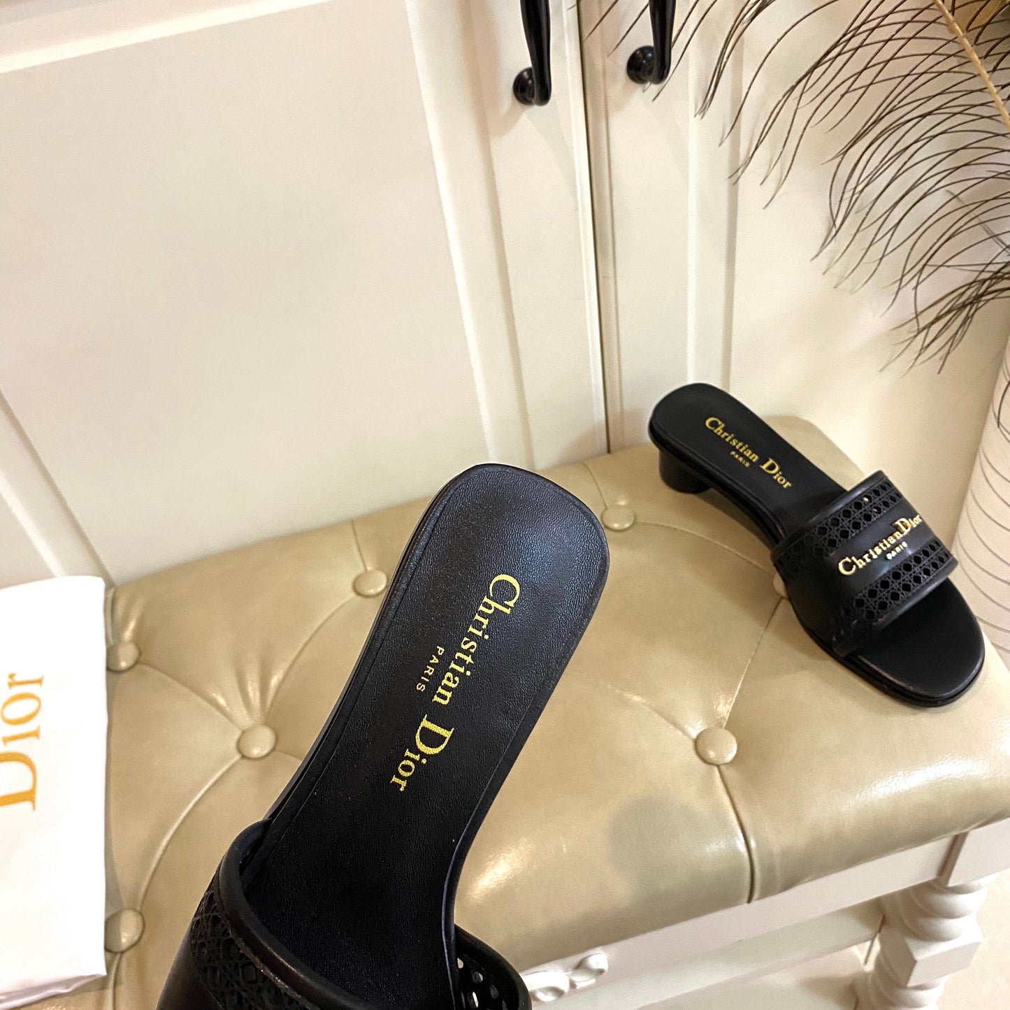 DWAY HEELED SLIDE IN BLACK CALFSKIN WITH GOLD LOGO - 35