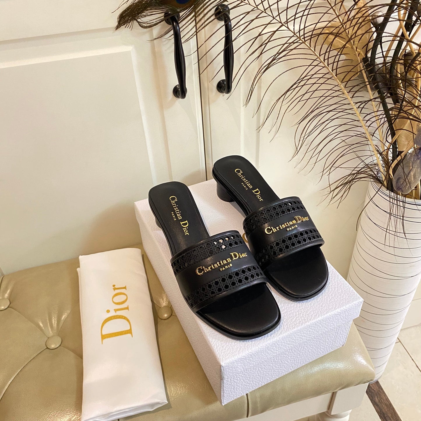 DWAY HEELED SLIDE IN BLACK CALFSKIN WITH GOLD LOGO - 35