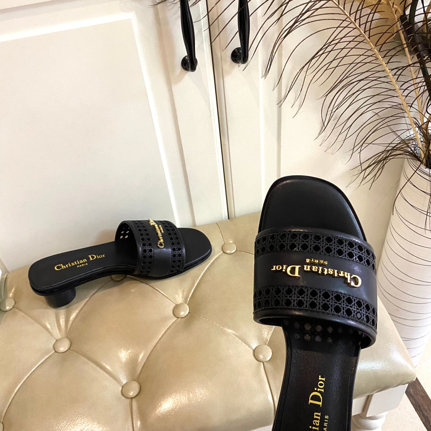 DWAY HEELED SLIDE IN BLACK CALFSKIN WITH GOLD LOGO - 35