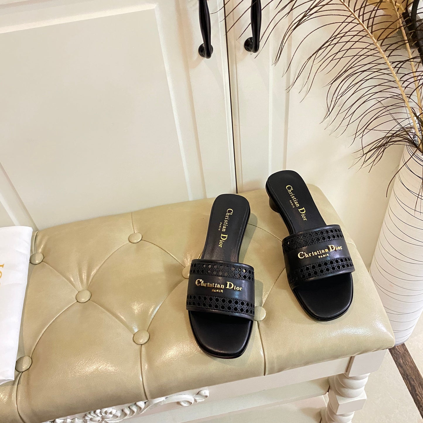DWAY HEELED SLIDE IN BLACK CALFSKIN WITH GOLD LOGO - 35