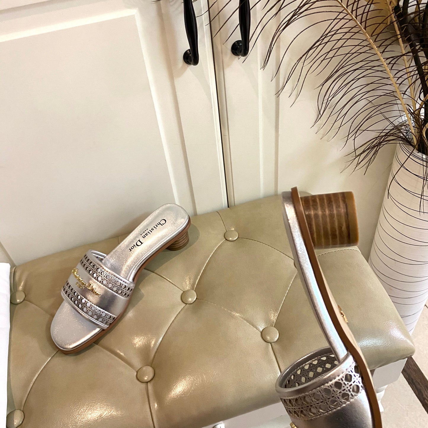 DWAY HEELED SLIDE IN SILVER CALFSKIN WITH GOLD LOGO - 35