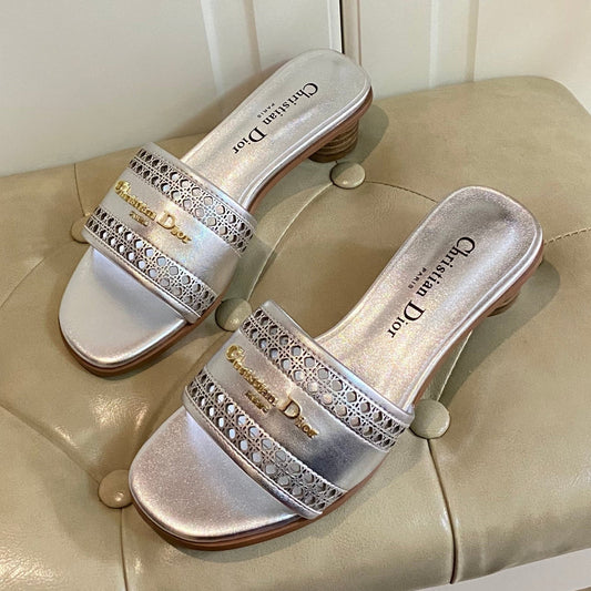 DWAY HEELED SLIDE IN SILVER CALFSKIN WITH GOLD LOGO - 35