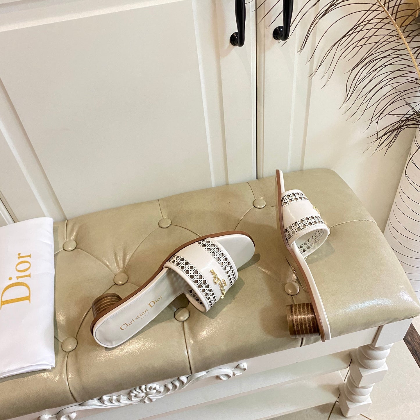 DWAY HEELED SLIDE IN WHITE CALFSKIN WITH GOLD LOGO - 35