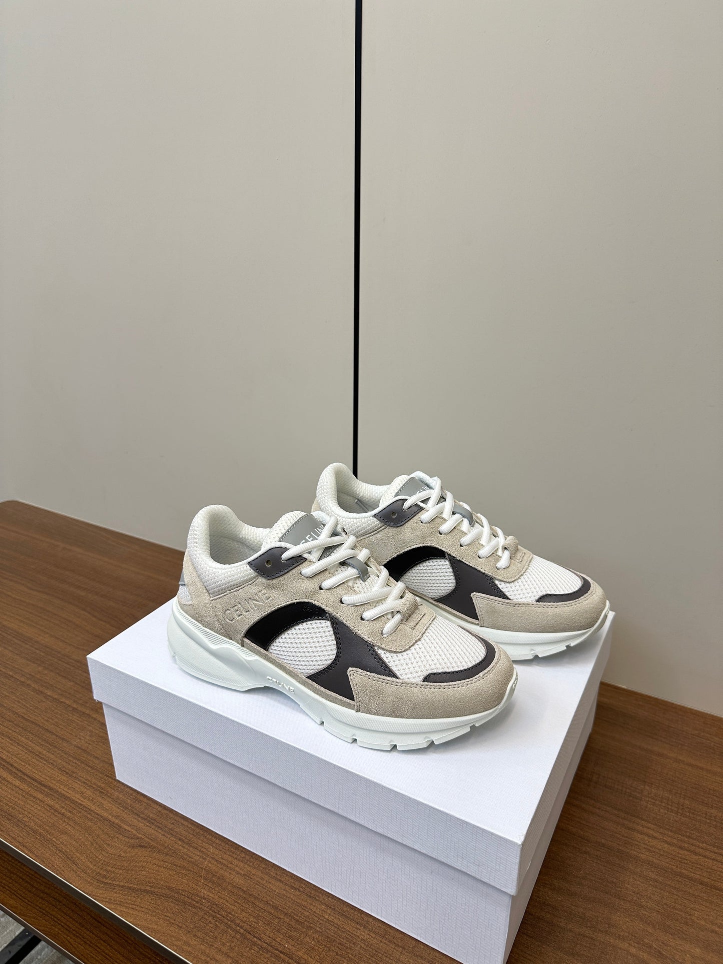 RUNNER CR-03 LOW LACE-UP PALE GRAY SUEDE AND BLACK CALFSKIN - 35