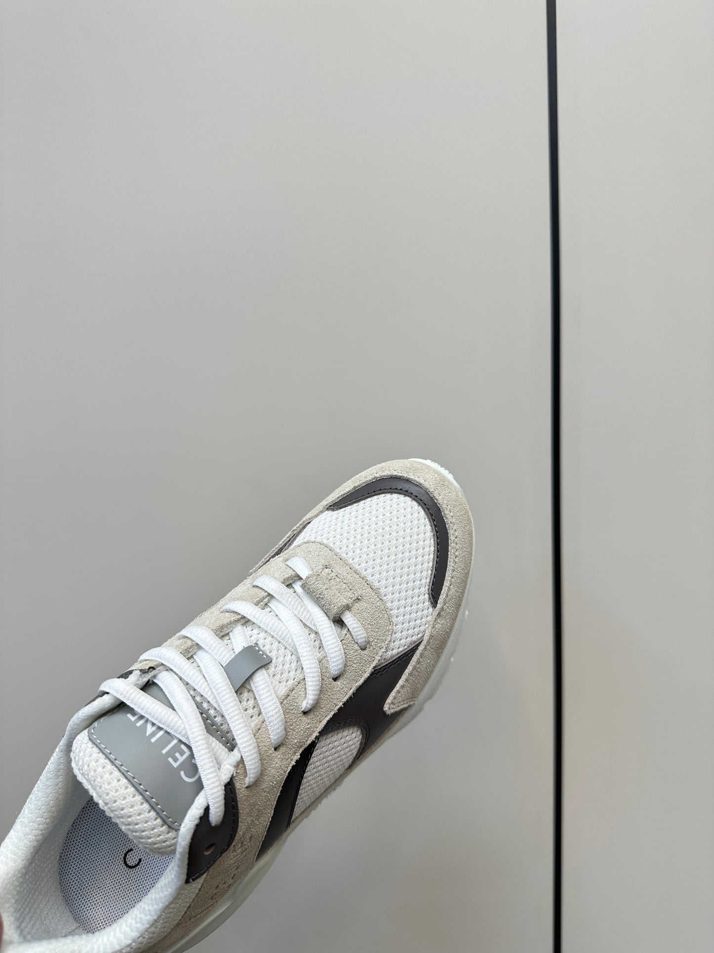 RUNNER CR-03 LOW LACE-UP PALE GRAY SUEDE AND BLACK CALFSKIN - 35