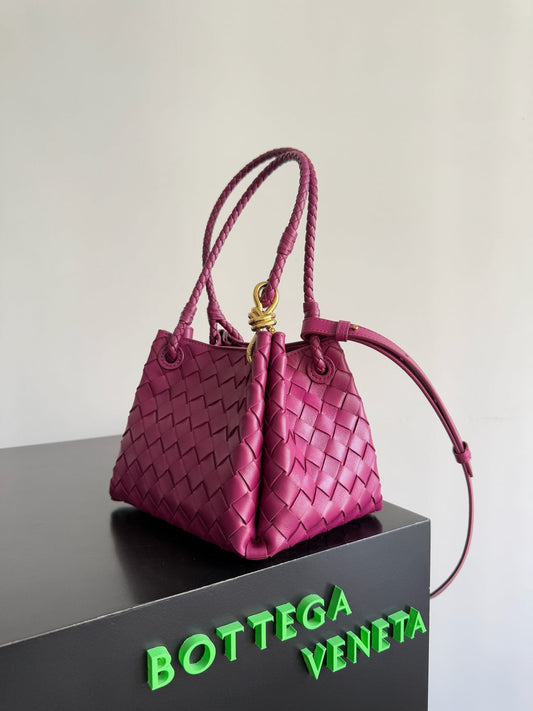 BOTTEGA VENETA 25S SMALL PARACHUTE 21 З МАЛИНОВО-РОЖЕВОЇ ТЕЛЯЧОЇ ШКІРИ З ФУРНІТУРОЮ ЗІ ЗОЛОТА