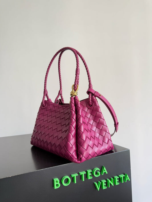 BOTTEGA VENETA 25S МАЛЕНЬКА PARACHUTE 29 З ТЕЛЯЧОЇ ШКІРИ КОЛЬОРУ МАЛИНОВОЇ ТРОЯНДИ ІЗ ЗОЛОТОЮ ФУРНІТУРОЮ