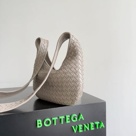 BOTTEGA VENETA 25S СУМКА VENETO 27 З ТЕЛЯЧОЇ ШКІРИ КОЛЬОРУ ТЕПЛИЙ ТАУП І ФУРНІТУРОЮ СРІБНОГО КОЛЬОРУ