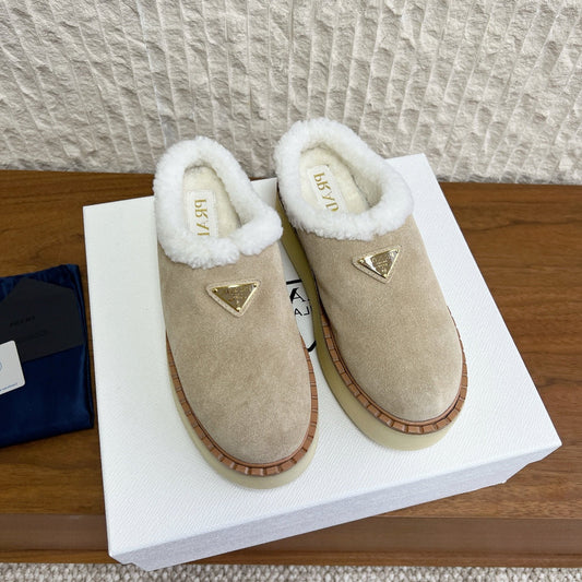 PRADA 25S МЮЛІ НА ПЛАТФОРМІ З ХУТРЯНОЮ ПІДКЛАДКОЮ З ТЕПЛОГО БЕЖЕВОГО ЗАМШУ - 35