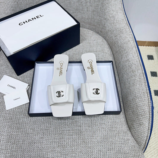CHANEL 26S ПЛОСКІ ШЛЬОПАНЦІ З БІЛОЇ ОВЕЧОЇ ШКІРИ