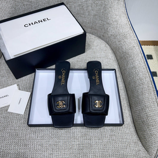 ПЛАСКІ ШЛЬОПАНЦІ CHANEL 26S З ЧОРНОЇ ОВЧИНИ