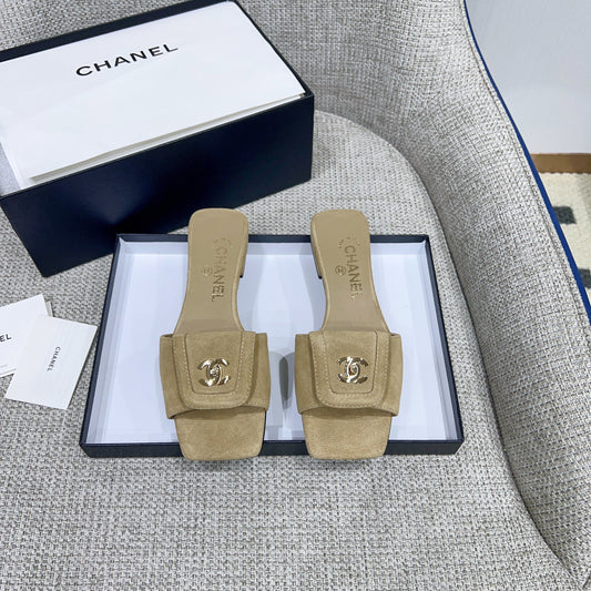 CHANEL 26S ПЛОСКІ ШЛЬОПАНЦІ З БЕЖЕВОЇ ЗАМШІ