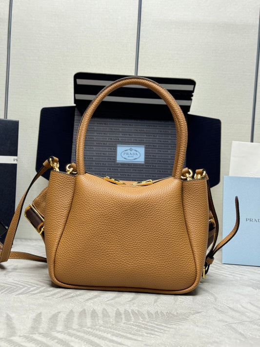 PRADA 25S МАЛЕНЬКА СУМКА 23 З ТЕЛЯЧОЇ ШКІРИ КОЛЬОРУ КАРАМЕЛЬ З ФУРНІТУРОЮ ЗОЛОТОГО КОЛЬОРУ