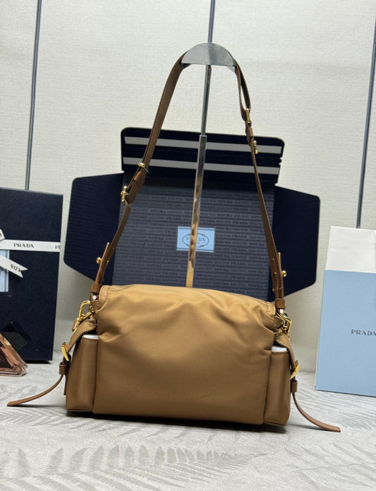 PRADA 25S EXPLORE ВЕЛИКА СУМКА ЧЕРЕЗ ПЛЕЧЕ 30 З КАРАМЕЛЬНОГО RE-NYLON З КЛАПАНОМ