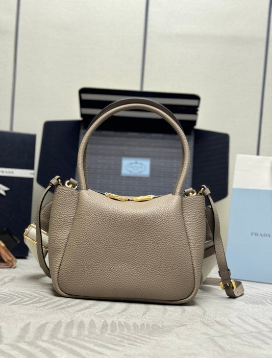 PRADA 25S МАЛЕНЬКА СУМКА 23 З ТЕЛЯЧОЇ ШКІРИ КОЛЬОРУ ТАУП ЗІ ЗОЛОТОЮ ФУРНІТУРОЮ