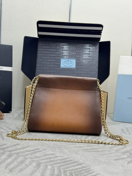 PRADA 25S ENCHAINE МІНІ-СУМКА 22 З ТЕЛЯЧОЇ ШКІРИ КОНЬЯЧНОГО КОЛЬОРУ ІЗ ЗОЛОТОЮ ФУРНІТУРОЮ