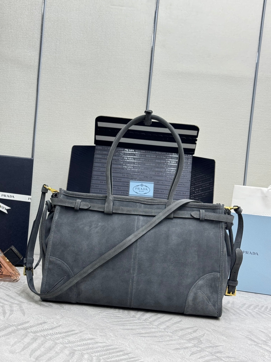 PRADA 25S BONNIE ВЕЛИКА СУМКА 38 З ТЕМНО-СІРОЇ ЗАМШІ З ЗОЛОТОЮ ФУРНІТУРОЮ