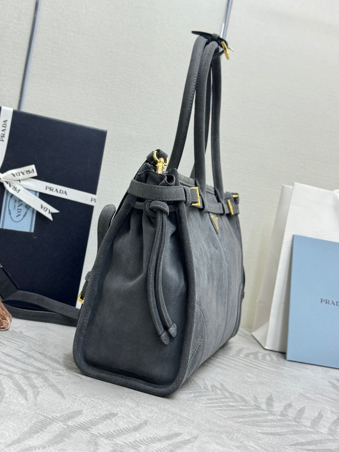 PRADA 25S BONNIE ВЕЛИКА СУМКА 38 З ТЕМНО-СІРОЇ ЗАМШІ З ЗОЛОТОЮ ФУРНІТУРОЮ