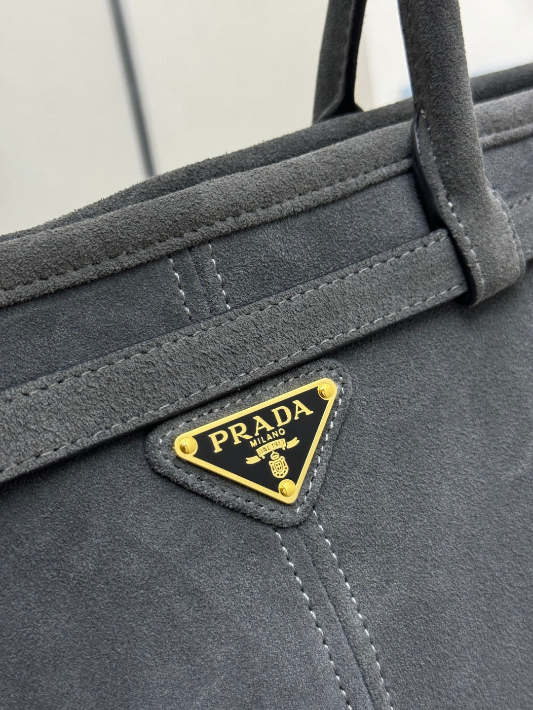PRADA 25S BONNIE ВЕЛИКА СУМКА 38 З ТЕМНО-СІРОЇ ЗАМШІ З ЗОЛОТОЮ ФУРНІТУРОЮ