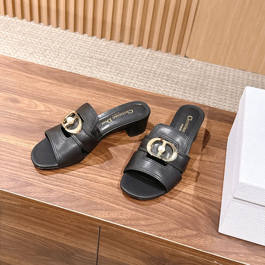 Шльопки DIOR 26S НА НИЗЬКИХ ПІДБОРАХ ІЗ ЧОРНОЇ ТЕЛЯЧОЇ ШКІРИ З ПРЯЖКОЮ ІЗ ЗОЛОТИМИ ПЕРЛАМИ