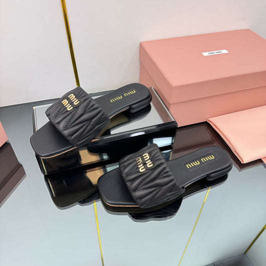 MATELASSÉ SLIDES IN BLACK CALFSKIN - 35