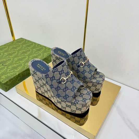 Босоніжки GG WEDGE SLIDES 110 з сірої тканини із золотою фурнітурою - розмір 35