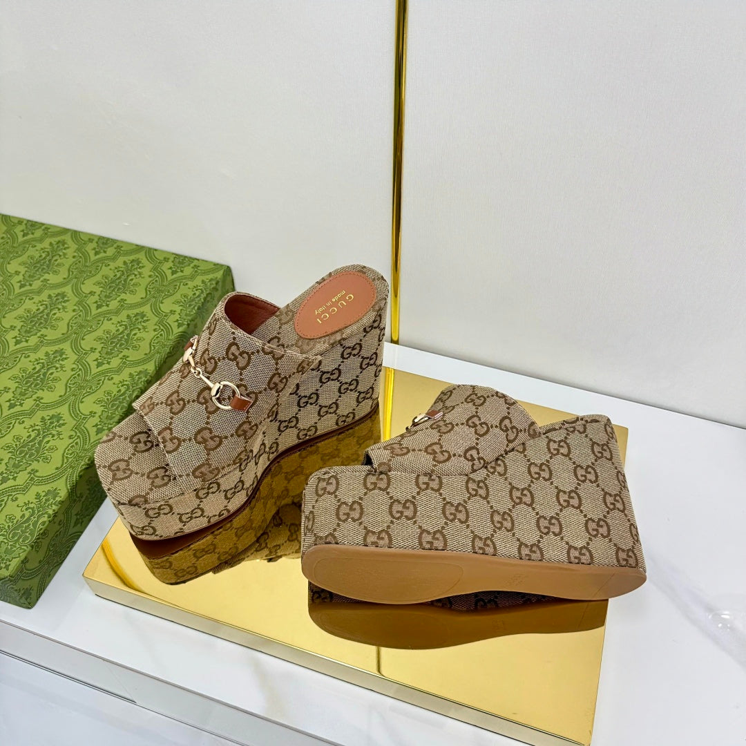 GG WEDGE SLIDES 110 IN DARK BEIGE FABRIC WITH GOLD HARDWARE - 35