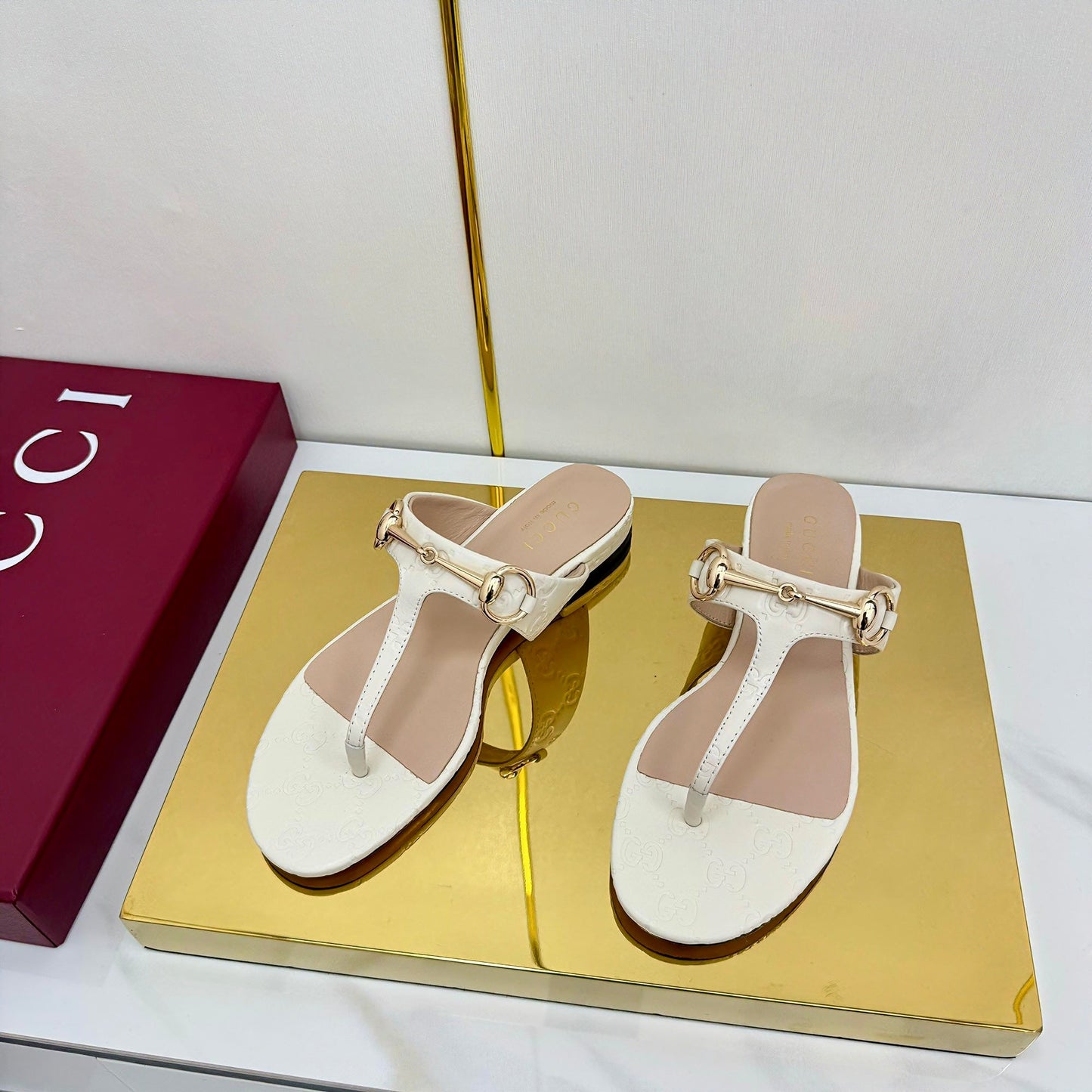 THONG SANDALS IN CREAM WHITE LAMBSKIN PRINTED LOGO WITH GOLD HARDWARE - 35
