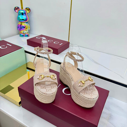 GG HIGH WEDGE SANDALS IN NUDE BEIGE FABRIC AND RAFFIA WITH GOLD HARDWARE - 36