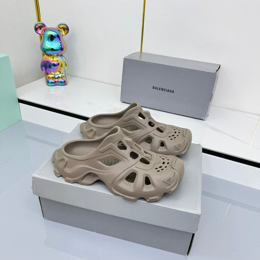 BALENCIAGA 25S POOL CROCS SLIDE IN TAUPE BROWN SYNTHETIC RUBBER - 35