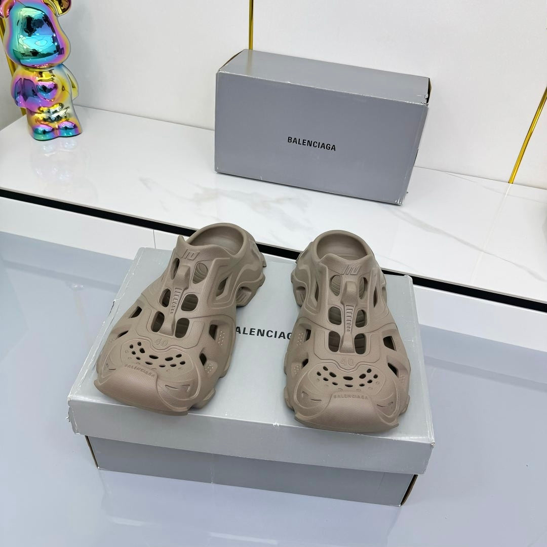 BALENCIAGA 25S POOL CROCS SLIDE IN TAUPE BROWN SYNTHETIC RUBBER - 35