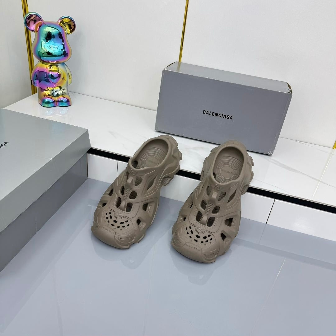 BALENCIAGA 25S POOL CROCS SLIDE IN TAUPE BROWN SYNTHETIC RUBBER - 35
