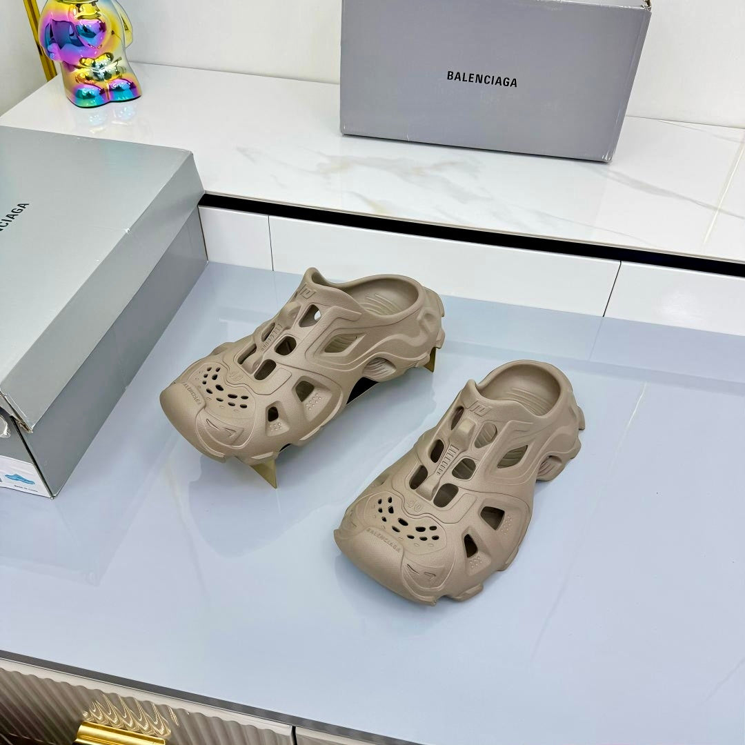 BALENCIAGA 25S POOL CROCS SLIDE IN TAUPE BROWN SYNTHETIC RUBBER - 35