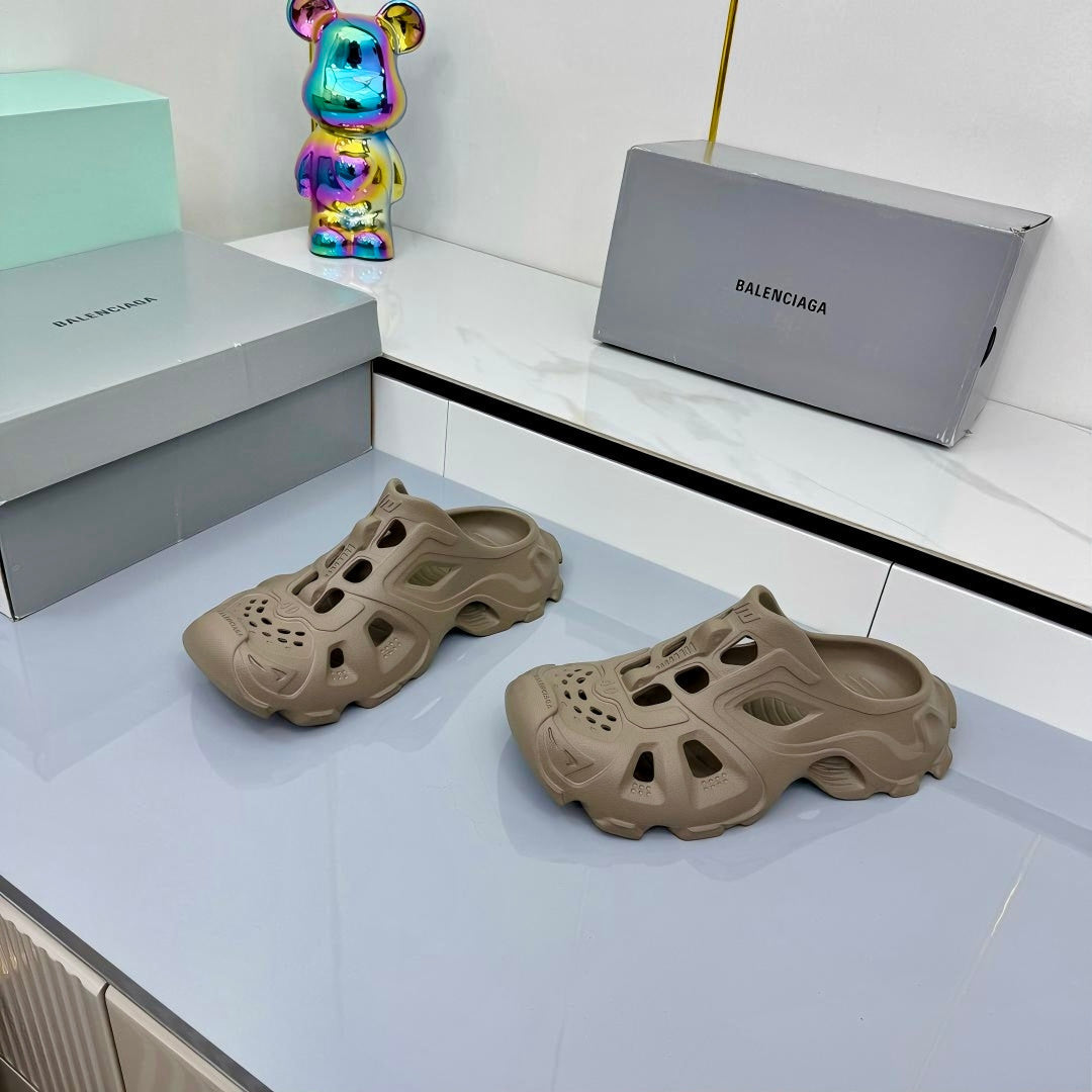 BALENCIAGA 25S POOL CROCS SLIDE IN TAUPE BROWN SYNTHETIC RUBBER - 35