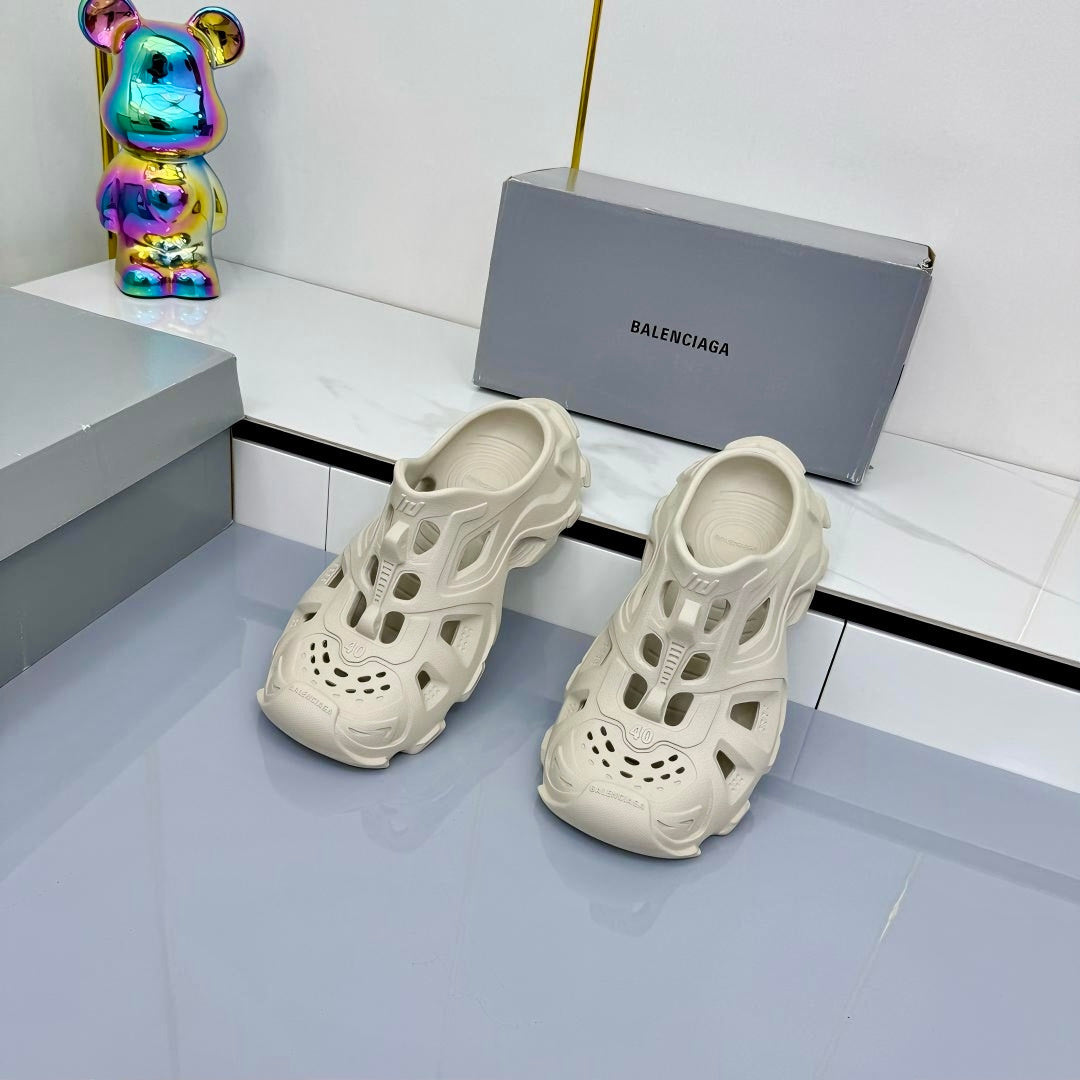 BALENCIAGA 25S POOL CROCS SLIDE IN LIGHT BEIGE SYNTHETIC RUBBER - 35