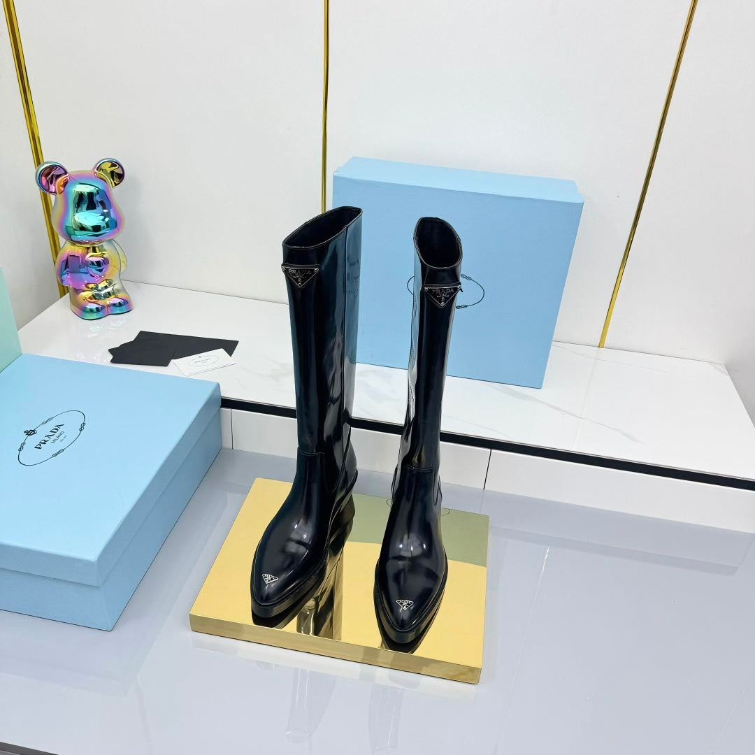 PRADA 25S POINTED TALL BOOTS 50MM IN BLACK GLOSSY CALFSKIN WITH LOGO - 35