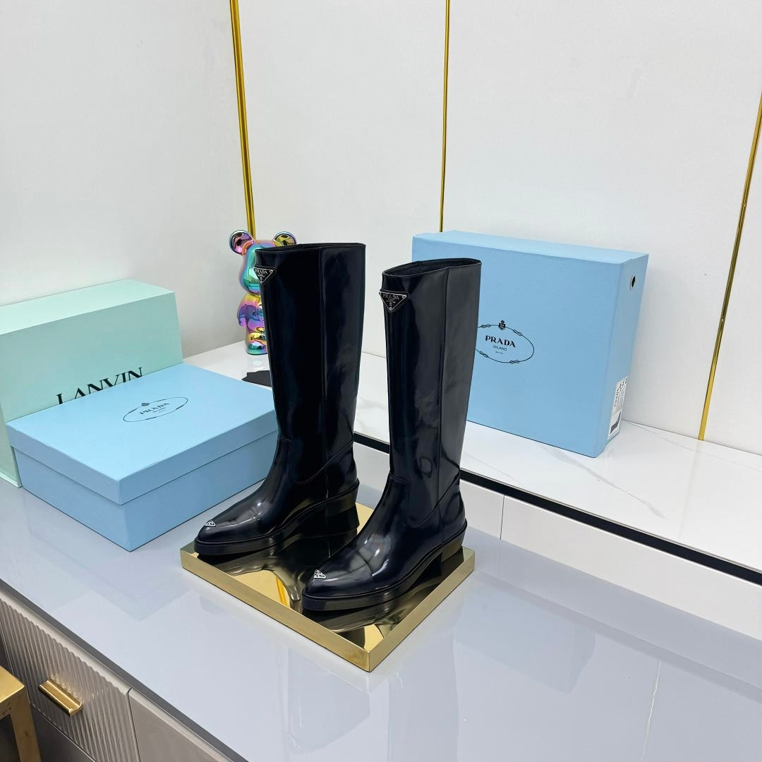 PRADA 25S POINTED TALL BOOTS 50MM IN BLACK GLOSSY CALFSKIN WITH LOGO - 35