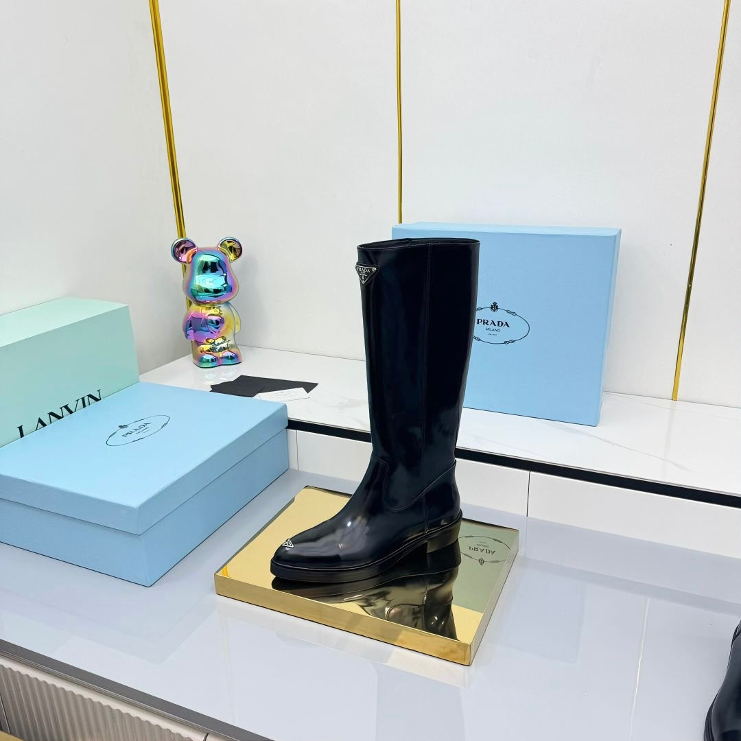 PRADA 25S POINTED TALL BOOTS 50MM IN BLACK GLOSSY CALFSKIN WITH LOGO - 35