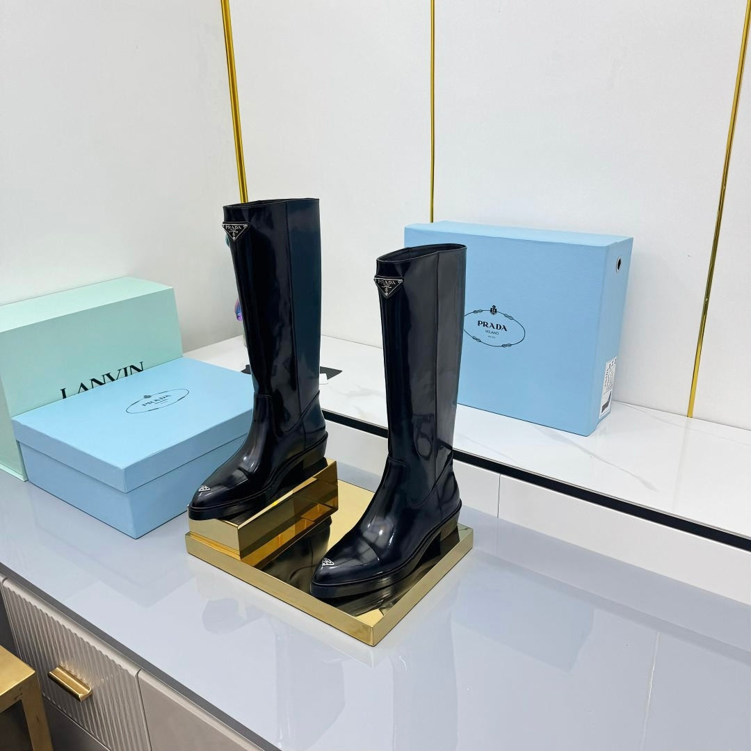 PRADA 25S POINTED TALL BOOTS 50MM IN BLACK GLOSSY CALFSKIN WITH LOGO - 35