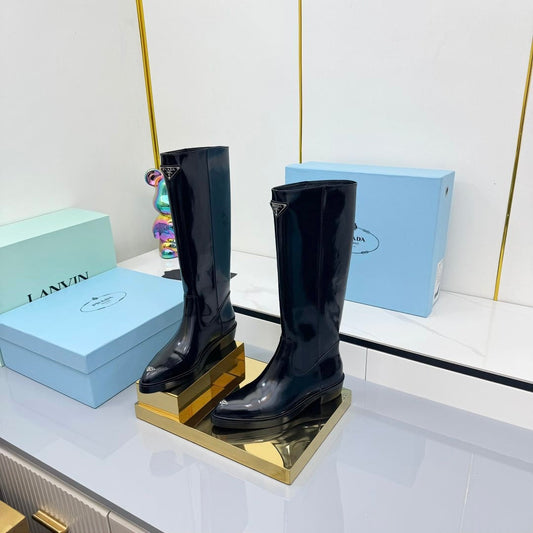 PRADA 25S POINTED TALL BOOTS 50MM IN BLACK GLOSSY CALFSKIN WITH LOGO - 35