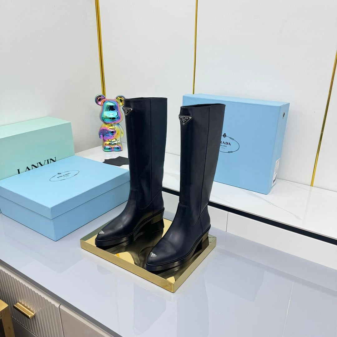 PRADA 25S POINTED TALL BOOTS 50MM IN BLACK CALFSKIN WITH LOGO - 35