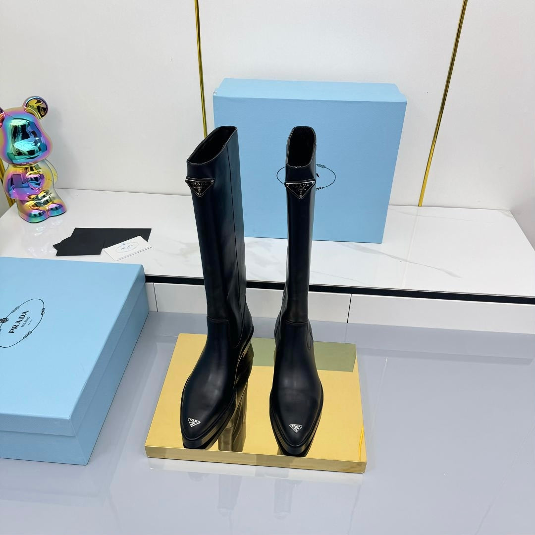 PRADA 25S POINTED TALL BOOTS 50MM IN BLACK CALFSKIN WITH LOGO - 35