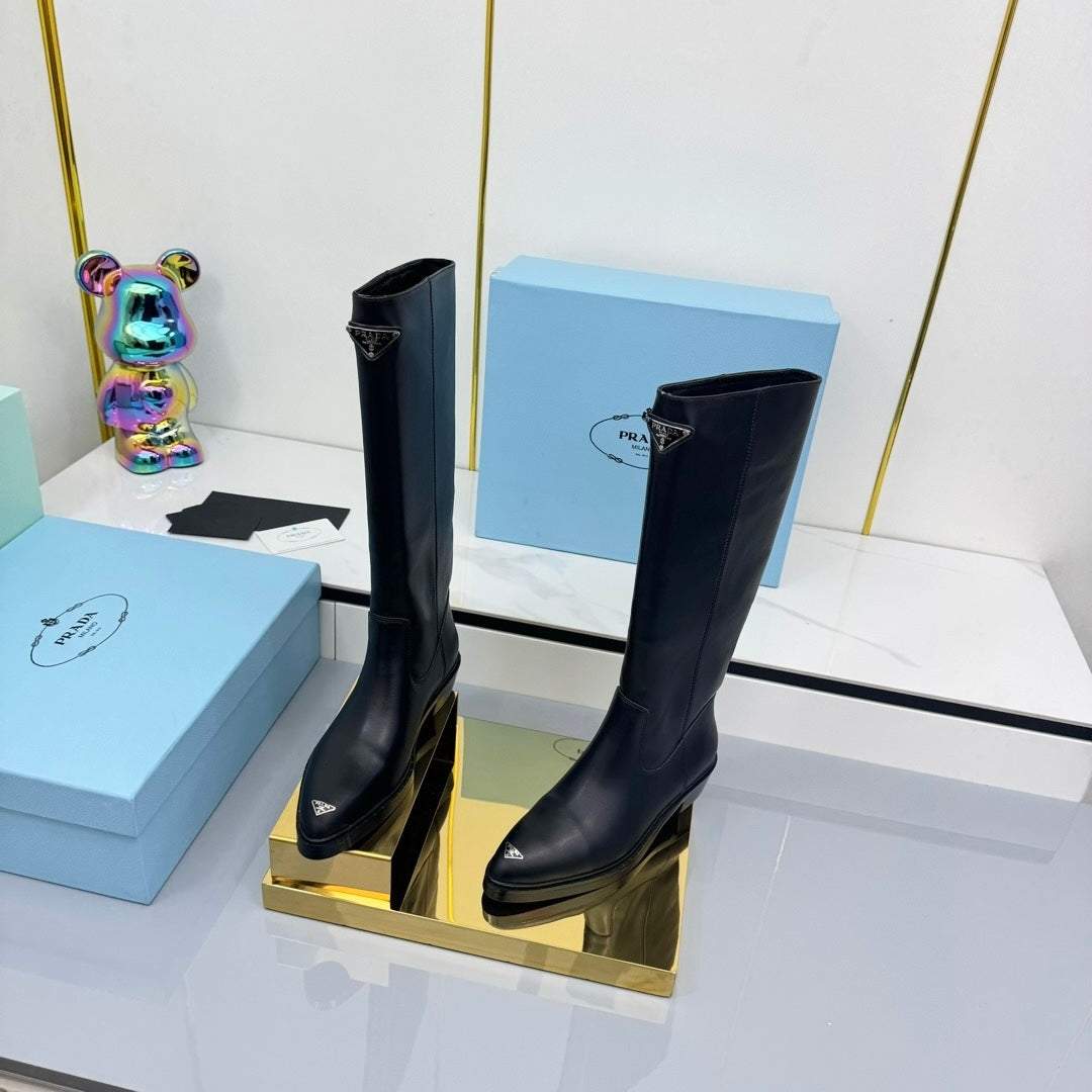 PRADA 25S POINTED TALL BOOTS 50MM IN BLACK CALFSKIN WITH LOGO - 35