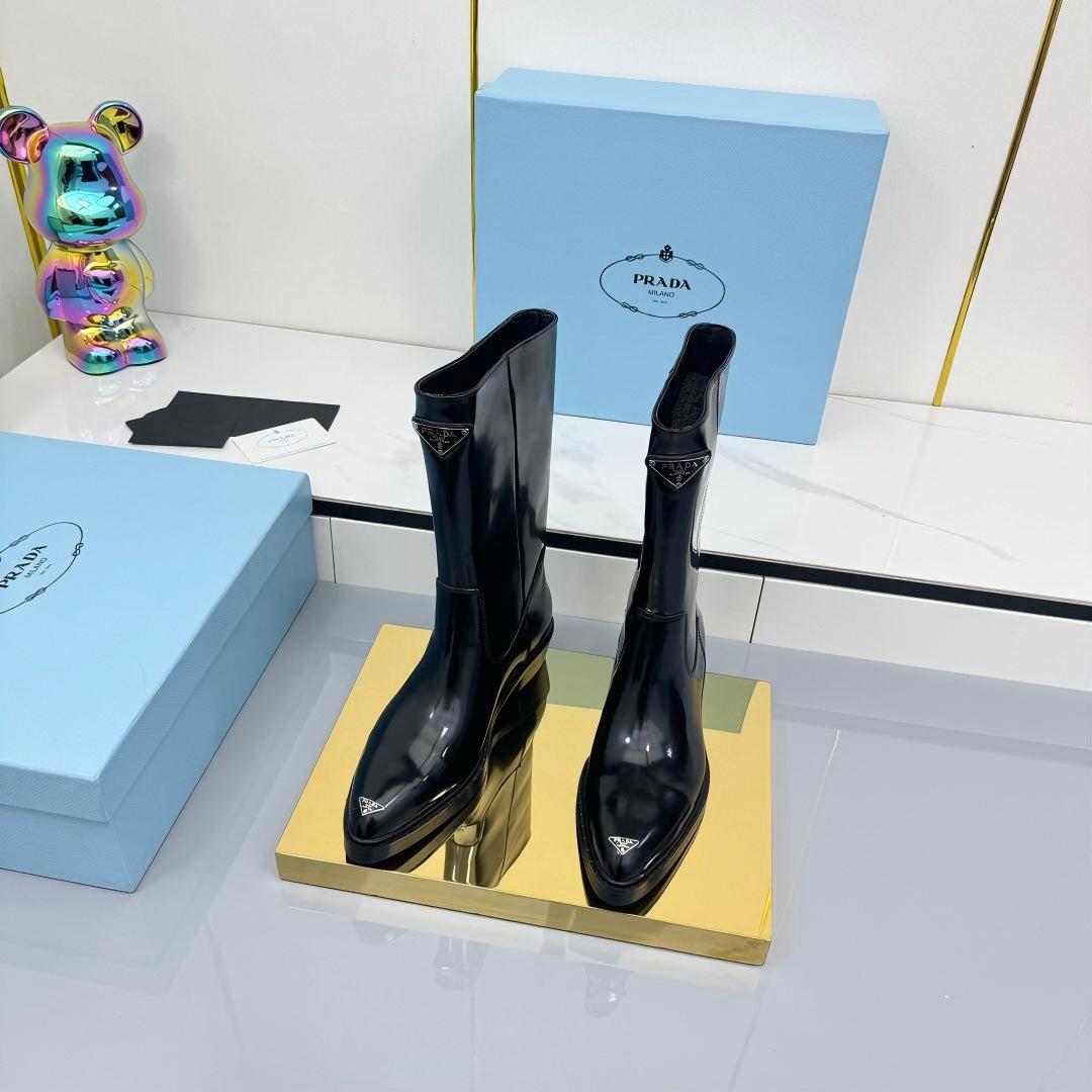 PRADA 25S POINTED TOE HIGH BOOTS 50MM IN BLACK GLOSSY CALFSKIN WITH LOGO - 35
