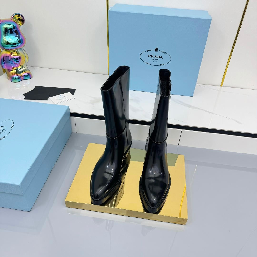 PRADA 25S BROOKLYN BOOTS 50MM IN BLACK GLOSSY CALFSKIN WITH LOGO - 35