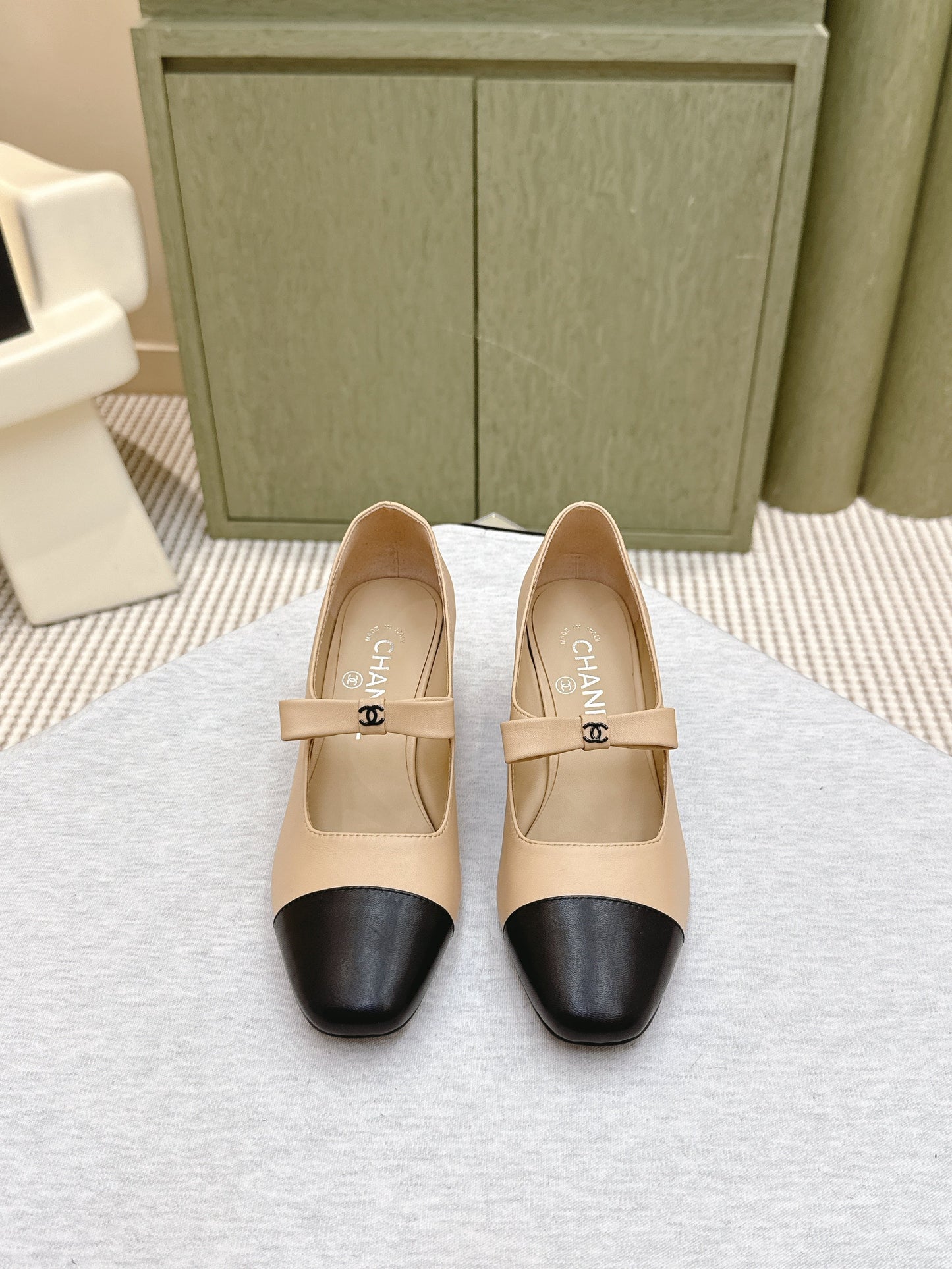 CHANEL 25S MARY JANE SHOES IN BEIGE SHEEPSKIN MIX BLACK GLOSSY WITH BOW - 35